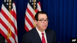 美国财长姆努钦在阿根廷首都布宜诺斯艾利斯举行的一个记者会上讲话。（2018年7月22日）