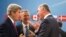 ABD Dışişleri Bakanı Kerry, NATO toplantısı sırasında önümüzdeki aylarda İttifak'ın 29'uncu üyesi olacak Karadağ'ın Başbakanı Milo Dukanovic (sağda) ile sohbet etti.