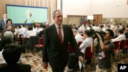 美国贸易代表弗罗曼在东京举行记者会后离开会场。（2013年8月19日）