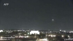 Bato 67 kafuki na botutani ya mpepo moko na pakapaka likolo na aéroport ya Ronald Regean 