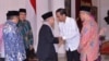 Presiden Jokowi menyambut kedatangan Ketua Umum MUI Ma’ruf Amin dan pimpinan NU - Muhamadiyah di Istana Merdeka, Jakarta, November 2016 (Foto: VOA/Andylala)