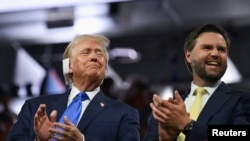 Ish Presidenti amerikan Donald Trump dhe i emëruari për nën-President nga radhët e republikanëve, Senatori JD Vance, duartrokasin gjatë ditës së dytë të Kuvendit Kombëtar Republikan në Miluoki, Uiskonsin/Reuters