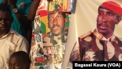 Des posters à l’effigie de Thomas Sankara à Ouagadougou lors de la commémoration du 28eme anniversaire de son assassinat, Burkina Faso, le 15 octobre 2015 (VOA/Bagassi Koura)