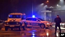 星期三晚上袭击事件发生后黑山警察在美国大使馆周围警戒
