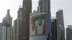 دبی - تصویری بزرگ از شیخ محمد بن راشد آل مکتوم نخست وزیر امارات و حاکم دبی در سمت چپ، و شیخ خلیفه بن زاید آل نهیان رییس دولت امارات در راست - آرشیو