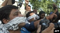 
تنظیم په یو بیان کې ویلي د عمران خان د حکومت په مهال نه یواځې خبریالان ځورول شوې دي، تشدد پې شوی بلکې دهغه مطبوعاتي ادارو اؤ ټي وي چینلو اشتهارونه هم بند کړی شوي وو چې د وزیراعظم په حېث د عمران خان په حکومت به يې تنقید کولو
