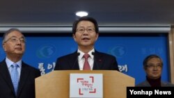 류길재 한국 통일부 장관이 지난해 12월 정부서울청사 브리핑룸에서 남북간 상호 관심사에 대한 당국자 대화를 가질 것을 북측에 공식 제의하고 있다. (자료사진)