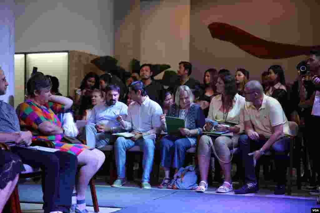 ក្រុមចៅក្រម​អ្នក​ដាក់ពិន្ទុ​កំពុងមើល​ម៉ូតសម្លៀកបំពាក់​ដែល​ច្នៃ​ដោយ​យុវតី​កម្ពុជា​ ដែល​តាំង​បង្ហាញ​​ក្នុង​កម្មវិធី​ការបង្ហាញម៉ូត Fashion Function លើក​ទីបី​នៅ​ល្ងាច​ថ្ងៃ​ទី​១០ ខែសីហា ឆ្នាំ​២០១៩។