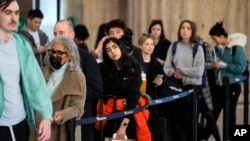 Wisatawan mengantre untuk naik kereta Amtrak menjelang libur Hari Thanksgiving di Stasiun 30th Street di Philadelphia, Rabu, 23 November 2022. (Foto: AP)