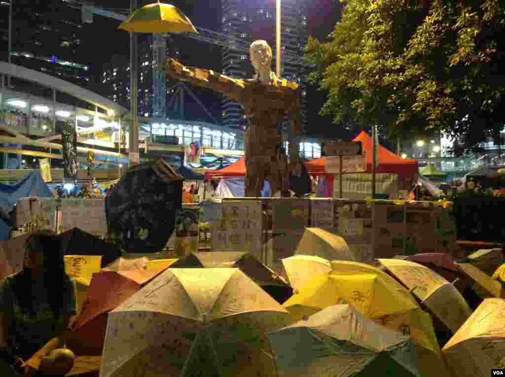 数以千计市民学生周日继续坚守金钟占领区（美国之音海彦拍摄）