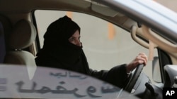 Aziza Yousef conduit sur l'autoroute, Riyad, le 29 mars 2014