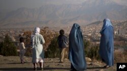 دیدبان حقوق بشر می گوید که عمده ترین قربانی نقض حقوق بشر در افغانستان زنان و دختران اند.