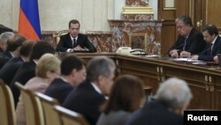 드미트리 메드베데프 러시아 총리(가운데)가 26일 모스크바에서 각료회의를 주재하고 있다.