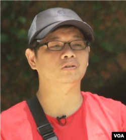 来自北台湾新竹、现年35岁的护理陪护工郭柏圣 (美国之音特约记者罗斯摄)