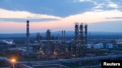 Rafineria kryesore e kompanisë hungareze MOL (Szazhalombatta, Hungari)