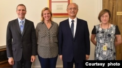 台湾行政院政务委员兼经贸总谈判代表邓振中(右2）2022年6月30日在华盛顿与美国副贸易代表沙拉·比亚奇(右3）会面 。（左1为美国在台协会经贸官员霍尔维兹，右1为台湾驻美代表处经济组组长胡启娟）（ 驻美国台北经济文化代表处提供）