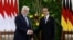 Presiden Jerman Frank-Walter Steinmeier berjabat tangan dengan Presiden Indonesia Joko Widodo dalam pertemuan di Istana Kepresidenan di Bogor, 16 Juni 2022. (REUTERS/Willy Kurniawan)