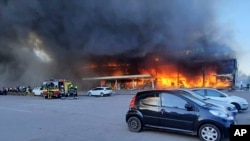 乌克兰国家紧急情况服务局提供的视频截图显示，克列门丘格市的一处购物中心遭到俄罗斯导弹袭击后起火燃烧。(2022年6月27日)