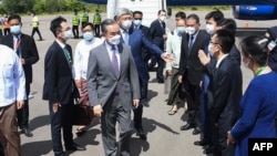 中国外长王毅抵达缅甸机场（2022年7月2日）