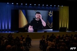 ប្រធានាធិបតីអ៊ុយក្រែនលោក Volodymyr Zenlenskyy ចូលរួមតាមវីដេអូនៅក្នុងសន្និសីទអន្តរជាតិរយៈពេលពីរថ្ងៃស្តីពីការស្ថាបនាប្រទេសអ៊ុយក្រែន ដែលធ្វើឡើងនៅទីក្រុង Lugano ប្រទេសស្វីស ថ្ងៃទី ៤ ខែកក្កដា ឆ្នាំ ២០២២។