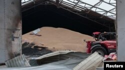 یکی از سیلوهای غلات اوکراین که در اردیبهشت ماه هدف حمله نیروهای روسی قرار گرفت و منهدم شد. منطقه دونتسک - عکس از آرشیو رویترز 