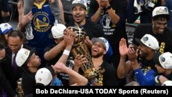 Les Golden State Warriors célèbrent leur titre de champions NBA en 2022.