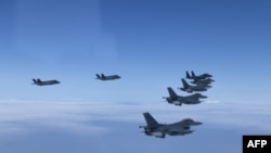 미 공군 F-16 전투기와 한국 공군 F-35 전투기 편대가 지난 6월 합동 기동 훈련을 하고 있다. (자료사진)