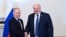 알렉산드르 루카셴코(오른쪽) 벨라루스 대통령과 블라디미르 푸틴 러시아 대통령이 지난달 25일 상트페테르부르크에서 회동하고 있다. 
