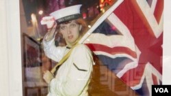 1997年7月1日零晨，主权移交1小时，摄影师朱迅在往中环酒吧区兰桂坊的路上，遇上这位外籍女子。 (美国之音/汤惠芸）