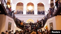 由于经济崩盘导致连续几个月的民怨沸腾，斯里兰卡成千上万的示威者星期六（7月9日）分别冲进首都科伦坡的总统官邸和秘书处，不过戈塔巴雅∙拉贾帕克萨（Gotabaya Rajapaksa）总统当时既不在官邸，也不在秘书处。