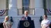 조 바이든(가운데) 미국 대통령이 4일 군인 가족들을 백악관으로 초청한 독립기념일 행사에서 연설하고 있다. 