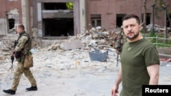 ولودیمیر زلنسکی، رئیس‌جمهوری اوکراین، در بازدید از شهر جنوبی میکولایف در اوکراین - ۱۸ ژوئین