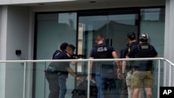 2022年7月4日，在芝加哥市郊海兰帕克(Highland Park)的节日游行发生枪击案后，执法部门搜查一栋大楼。