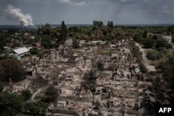 រូបថត​ពី​លើ​អាកាស​បង្ហាញ​ពី​ផ្ទះ​សម្បែង​ដែល​ត្រូវ​បាន​បំផ្លិចបំផ្លាញ​ក្នុង​អំឡុងពេល​នៃ​ការ​វាយប្រហារ​តាម​ផ្លូវ​អាកាស​ក្នុង​ក្រុង Pryvillya នៅ​តំបន់ Donbas ដែល​ស្ថិត​នៅ​ប៉ែក​ខាង​កើត​ប្រទេស​អ៊ុយក្រែន ថ្ងៃទី១៤ ខែមិថុនា ឆ្នាំ២០២២។ (Photo by ARIS MESSINIS / AFP)