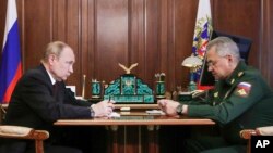 俄罗斯总统普京在克里姆林宫听取国防部长绍伊古的汇报。(2022年7月4日)