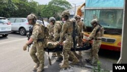 民间军警专长训练公司极光训练于6月18日模拟两岸城市激战，学员学习如何在战场搬运伤员。(美国之音特约记者金谷摄) 