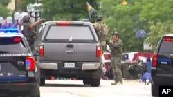 Njësitë e policisë në operacion pas të shtënave me armë gjatë paradës së 4 korrikut në Highland Park të Çikagos (4 korrik 2022)