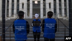资料照片：活动人士在苹果旗舰店外搭建了一个模拟维吾尔族强迫劳动营。（华盛顿，2022年3月4日）