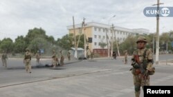 乌兹别克斯坦士兵出现在卡拉卡尔帕克斯坦首府努库斯的街道上。（2022年7月3日）