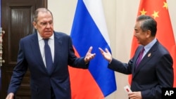 俄罗斯外长拉夫罗夫与中国国务委员兼外长王毅在本届G20外长会议开幕前在印尼巴厘岛举行会晤。（2022年7月7日）