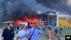 乌克兰克列门丘格市一座购物中心被俄罗斯导弹击中后起火燃烧。(2022年6月27日)