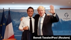 Прем'єр-міністр Великої Британії Борис Джонсон та президент Франції Еммануель Макрон у кулуарах саміту "Групи семи", 26 червня 2022 року 