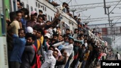 资料照片：一列挤满人群的火车在新冠疫情期间驶离印度加济拉巴德的车站。(2021年9月21日)