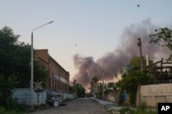 ផ្សែង​ហុយចេញ​ពី​កន្លែង​មួយ​ក្រោយ​ពី​មាន​ការ​បាញ់​ផ្លោង​របស់​រុស្ស៊ី​ទៅ​លើ​ទី​ក្រុង Mykolaiv របស់​អ៊ុយក្រែន កាល​ពី​ថ្ងៃ​សៅរ៍​ទី​១៨ ខែ​មិថុនា ឆ្នាំ​២០២២។