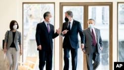 美国国务卿布林肯和中国外长王毅7月9日在印尼巴厘岛出席20国集团外长一次会议前边走边交谈。-美联社照片