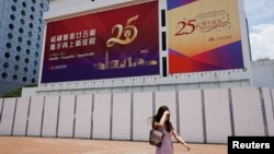 为庆祝香港主权回归中国25周年香港街头竖立的标语牌。（2022年6月29日）
