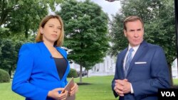 白宫国安会发言人约翰·科比(右)接受美国之音采访。(2022年6月23日)