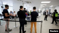 Beberapa orang tampak mengantre di sebuah klinik kesehatan untuk mendapatkan vaksin cacar monyet di Montreal, Quebec, Kanada, pada 6 Juni 2022. (Foto: Reuters/Christinne Muschi)