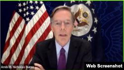 美国驻华大使伯恩斯(Nicholas Burns) 在布鲁金斯学会的一场视频会上谈论美中关系 （会议视频截图，2022年6月16日）
