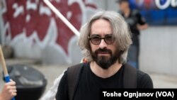 Преговорите со ЕУ не треба да се прекинат, но во ЕУ треба да влеземе како Македонци. Во меѓувреме се случуваат геополитички тектонски поместувања и ние треба да го фатиме курсот на новиот светски поредок, вели Апасиев